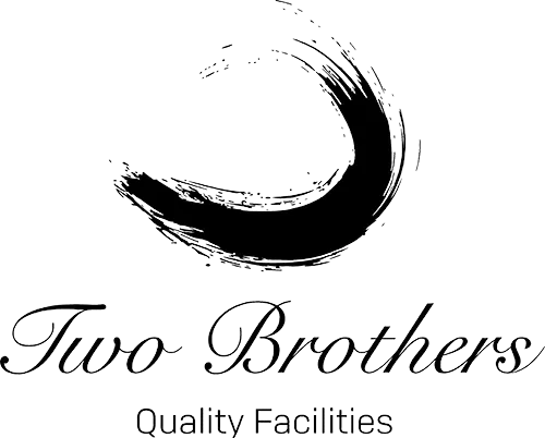 Logotipo de Two Brothers con media luna pincelada en negro, letra elegante y "Quality Facilities"
