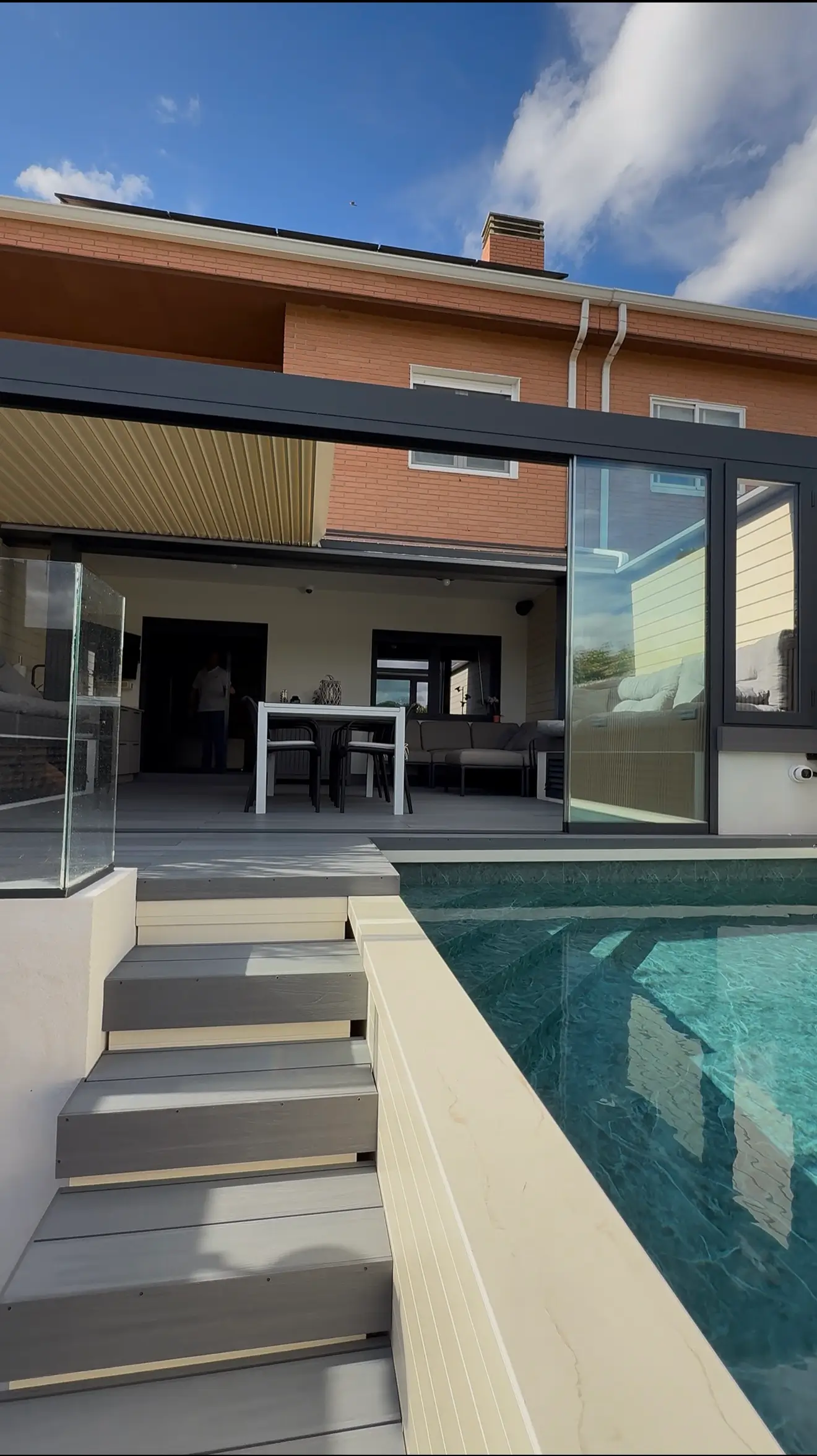 Casa contemporánea con puertas de cristal, patio, piscina, Pérgola Bioclimática Loeches, y asientos